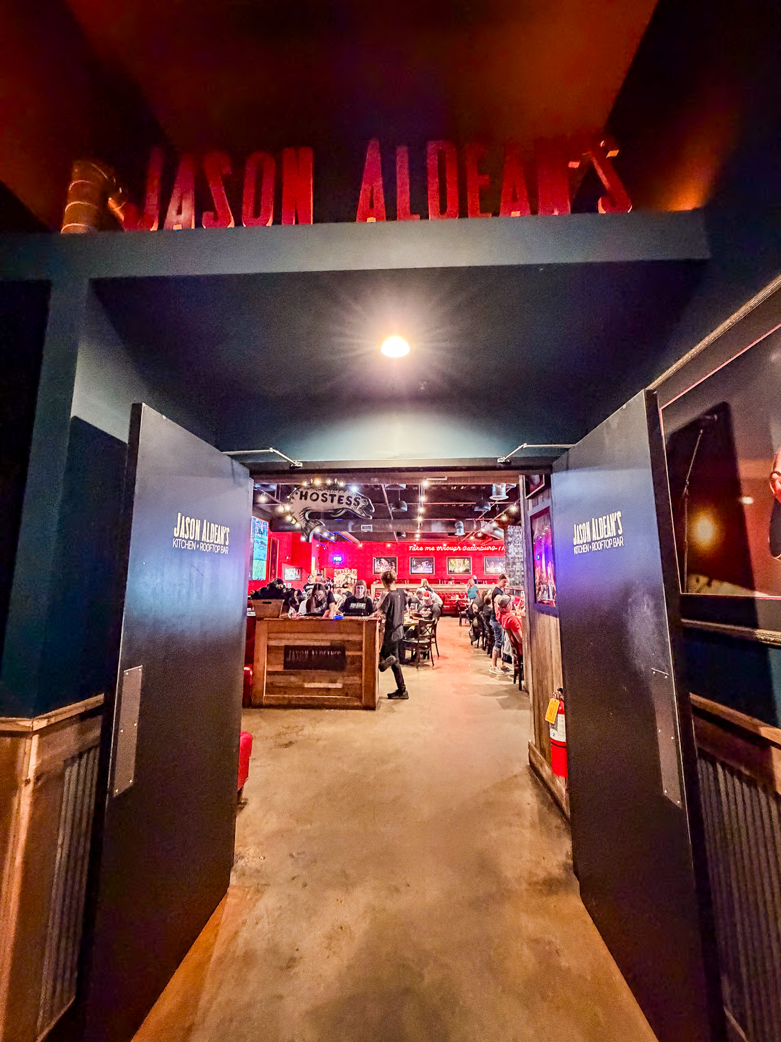 top places to eat in Gatlinburg – Jason Aldean's live music restaurant