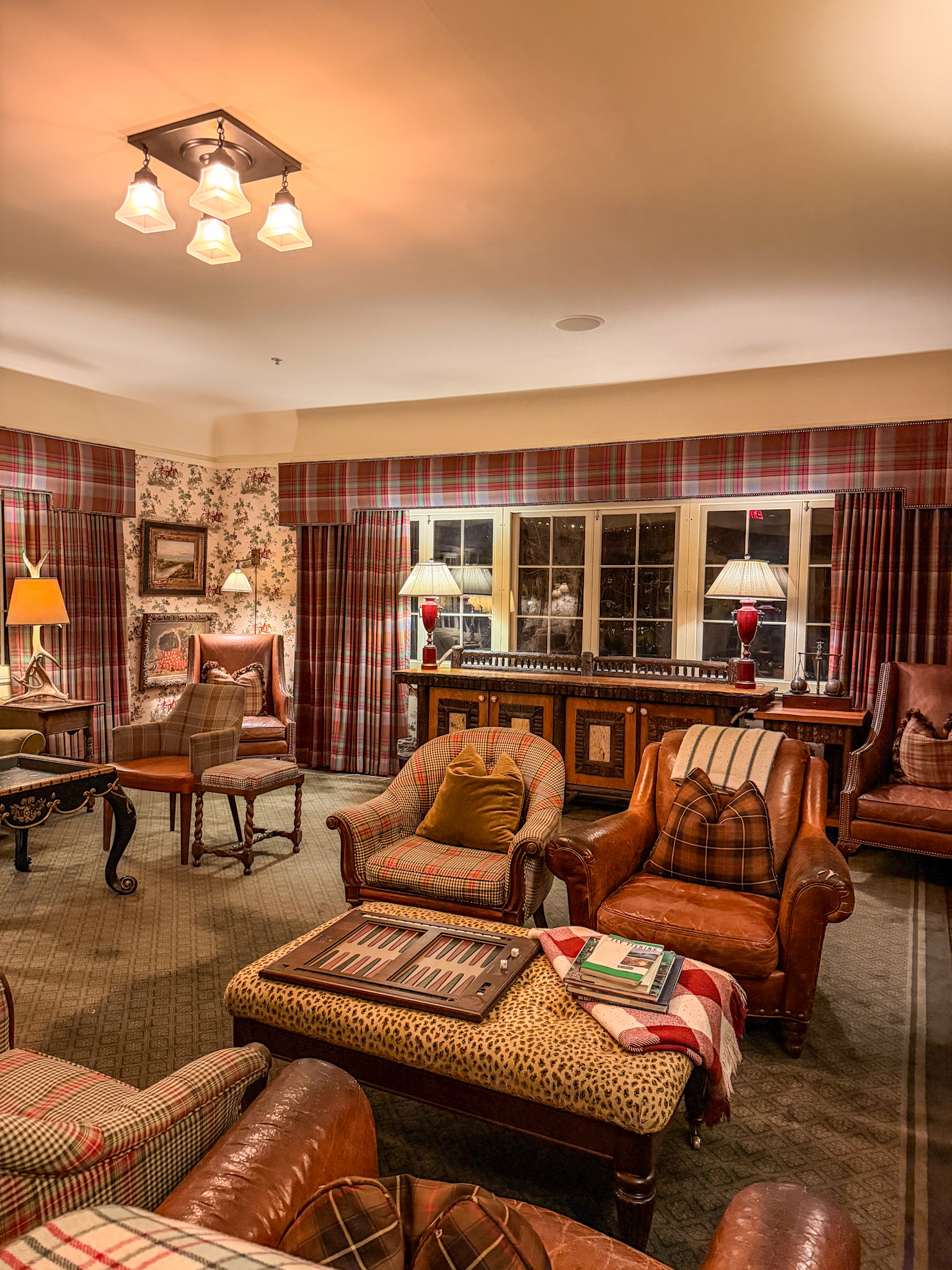 RT Lodge restaurant cozy evening atmosphere