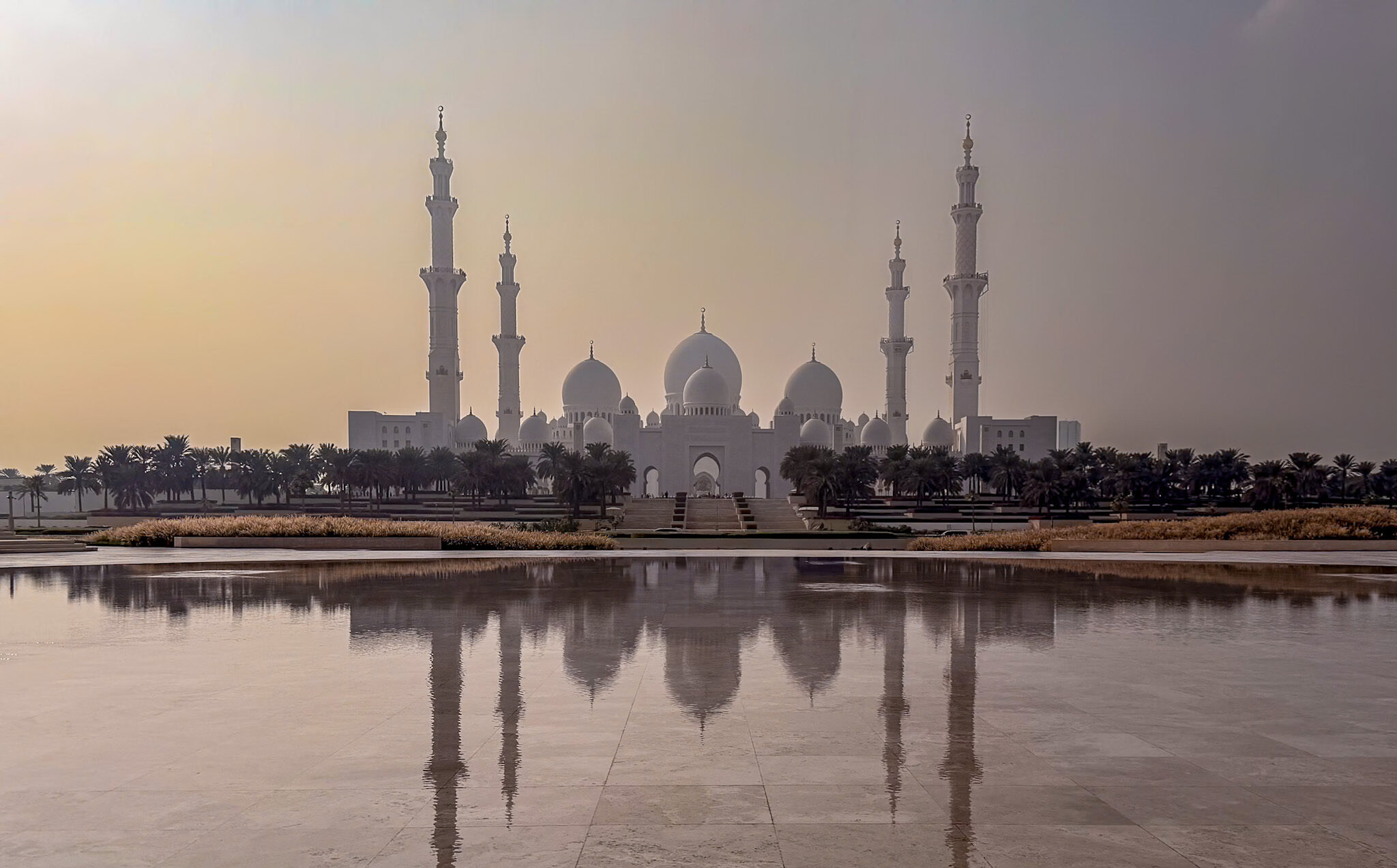 Dubai vs Abu Dhabi Sheikh Zayed Grand Mosque exterior