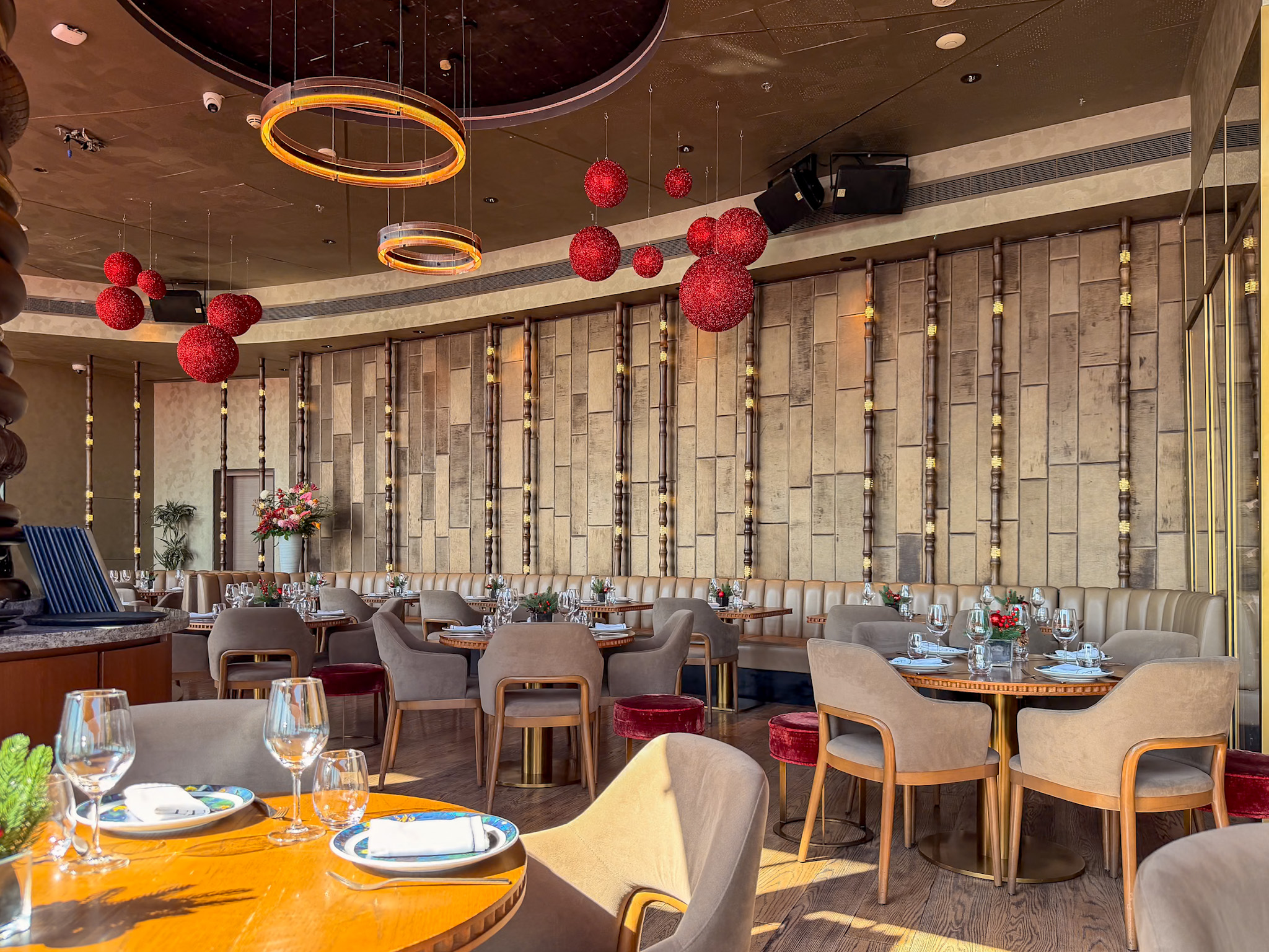 CÉ LA VI Dubai review restaurant interior