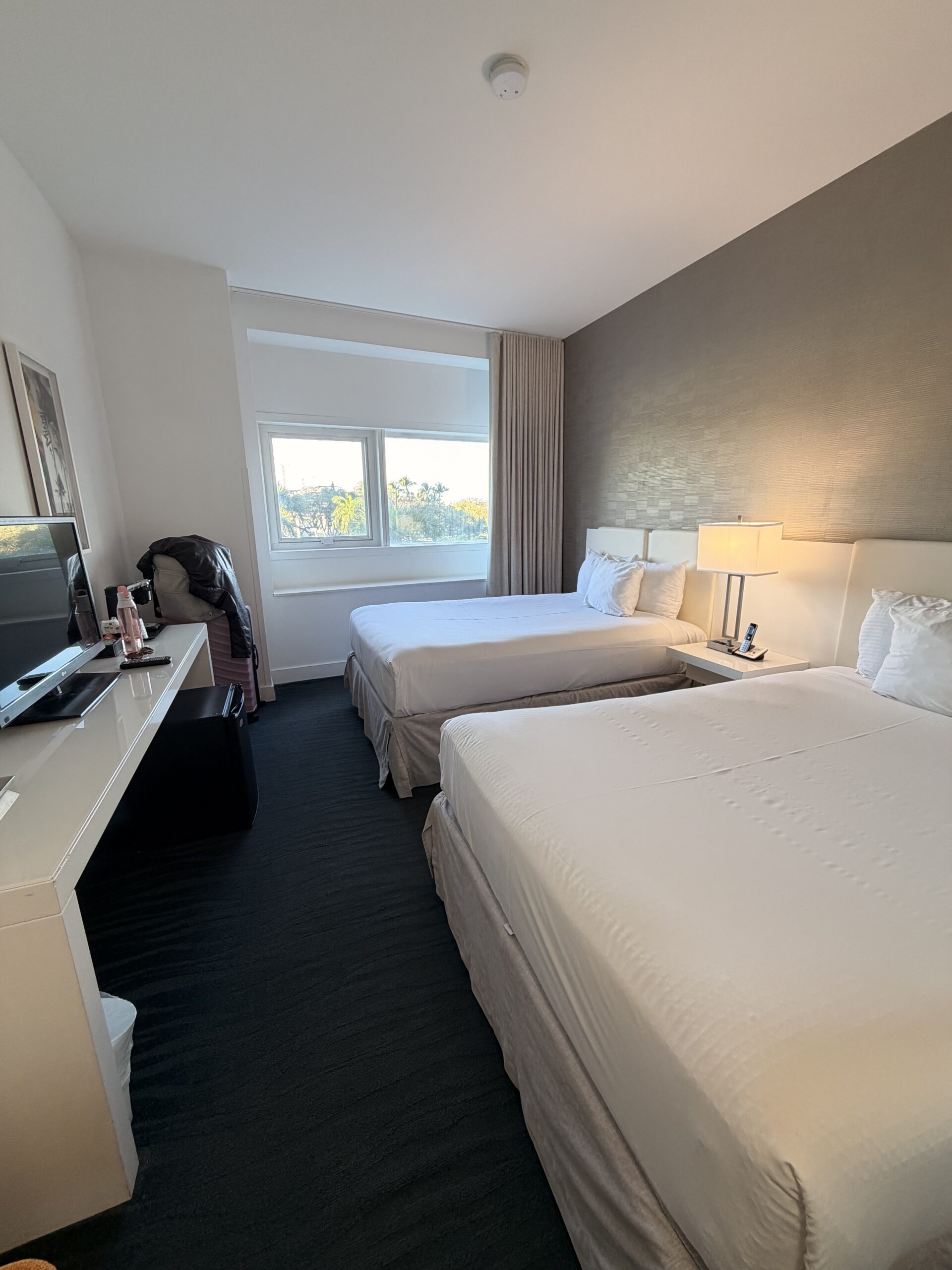 Hotel YVE Miami review small Savvy Queen room