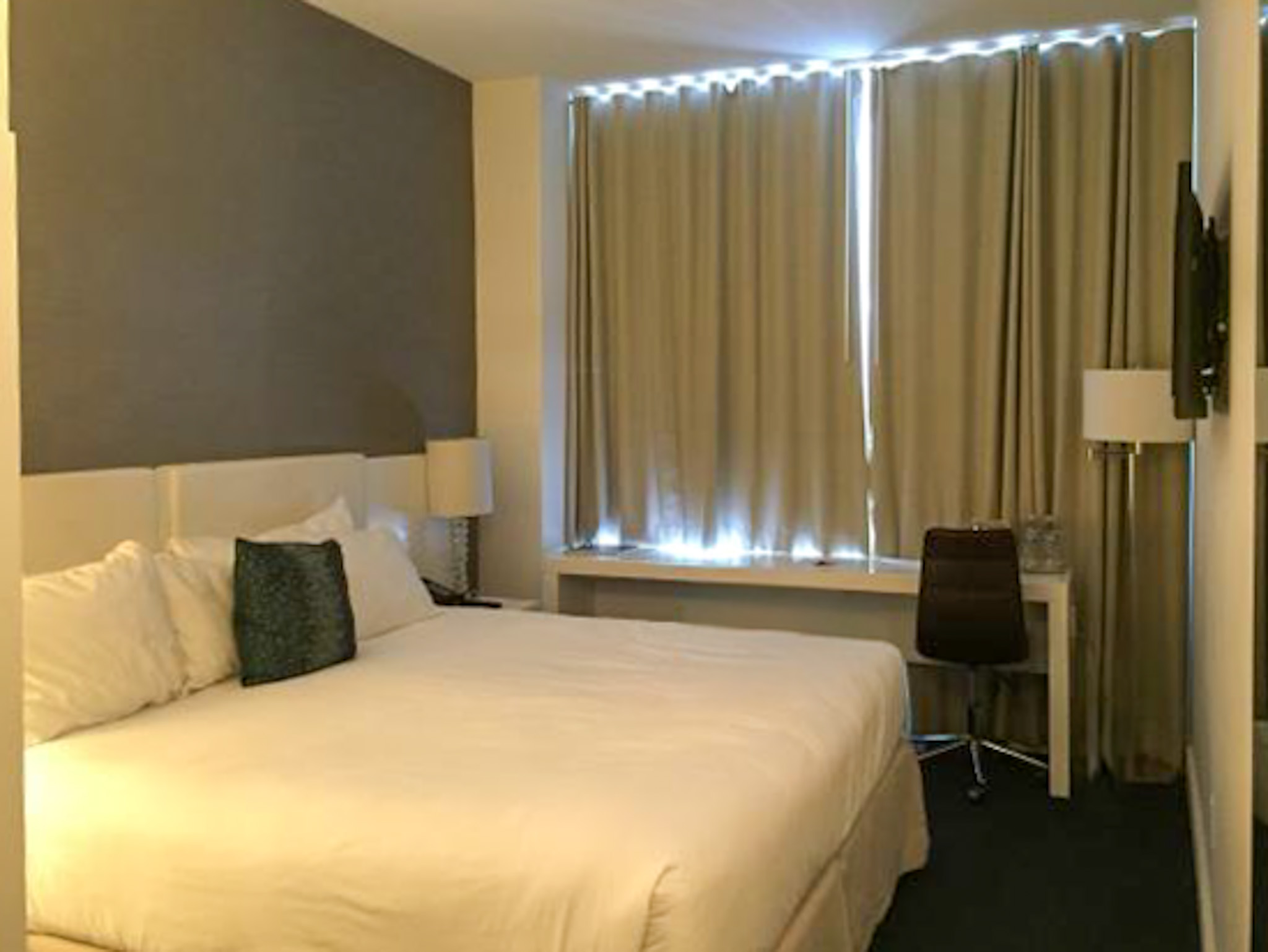 Hotel YVE Miami review small Savvy King room