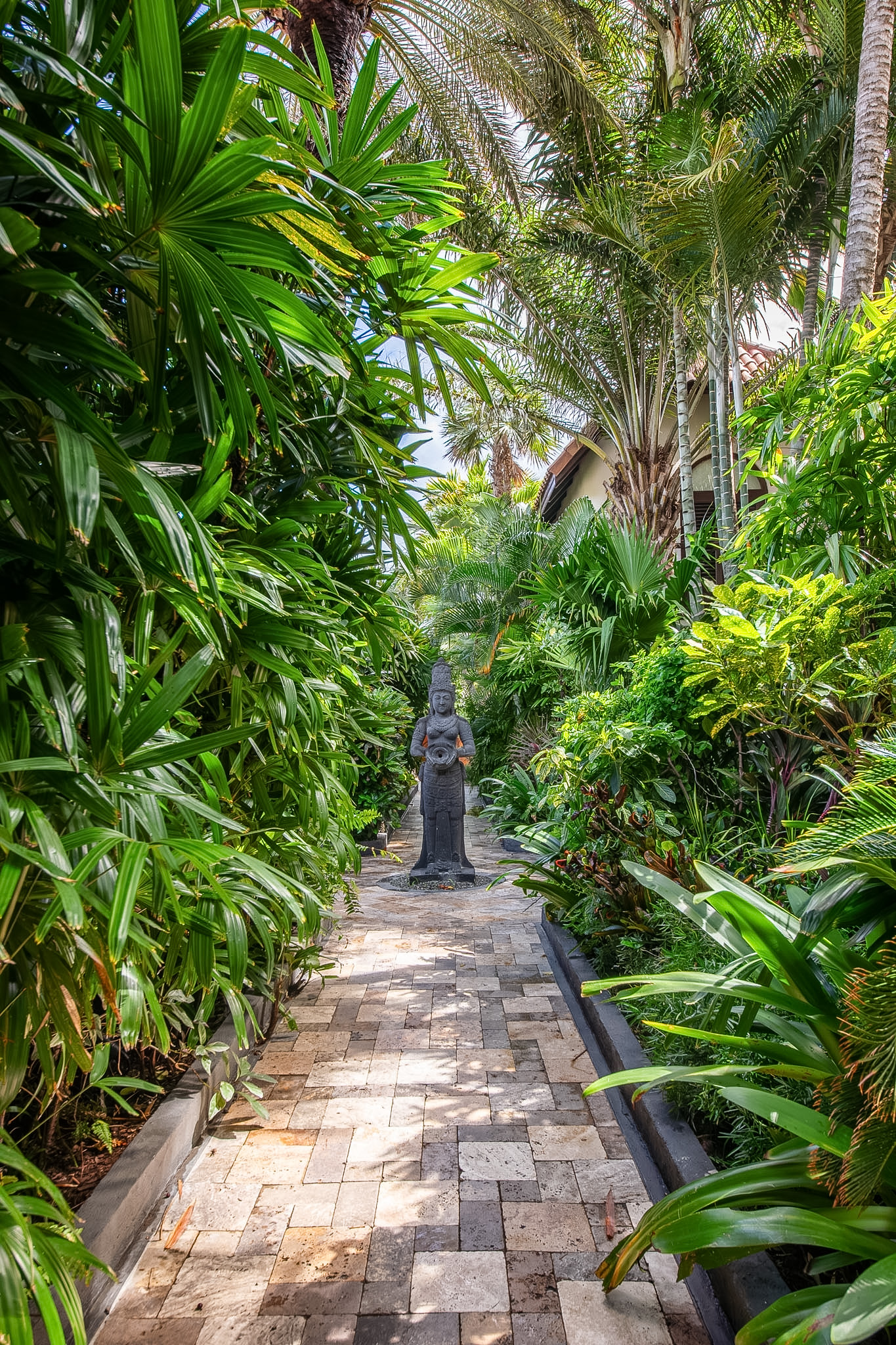 Baoase Luxury Resort Curaçao tropical garden pathway