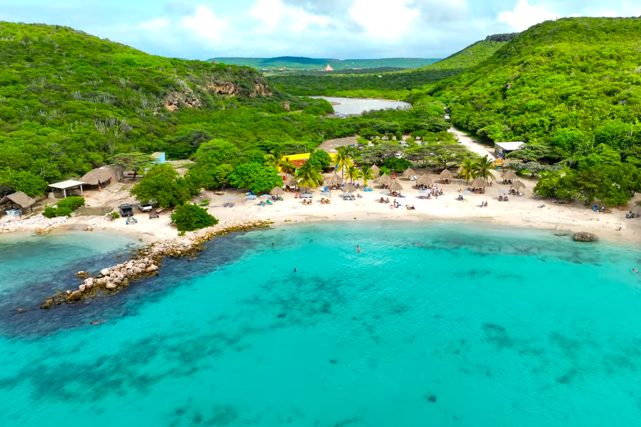 Playa Daaibooi beach chairs and umbrellas