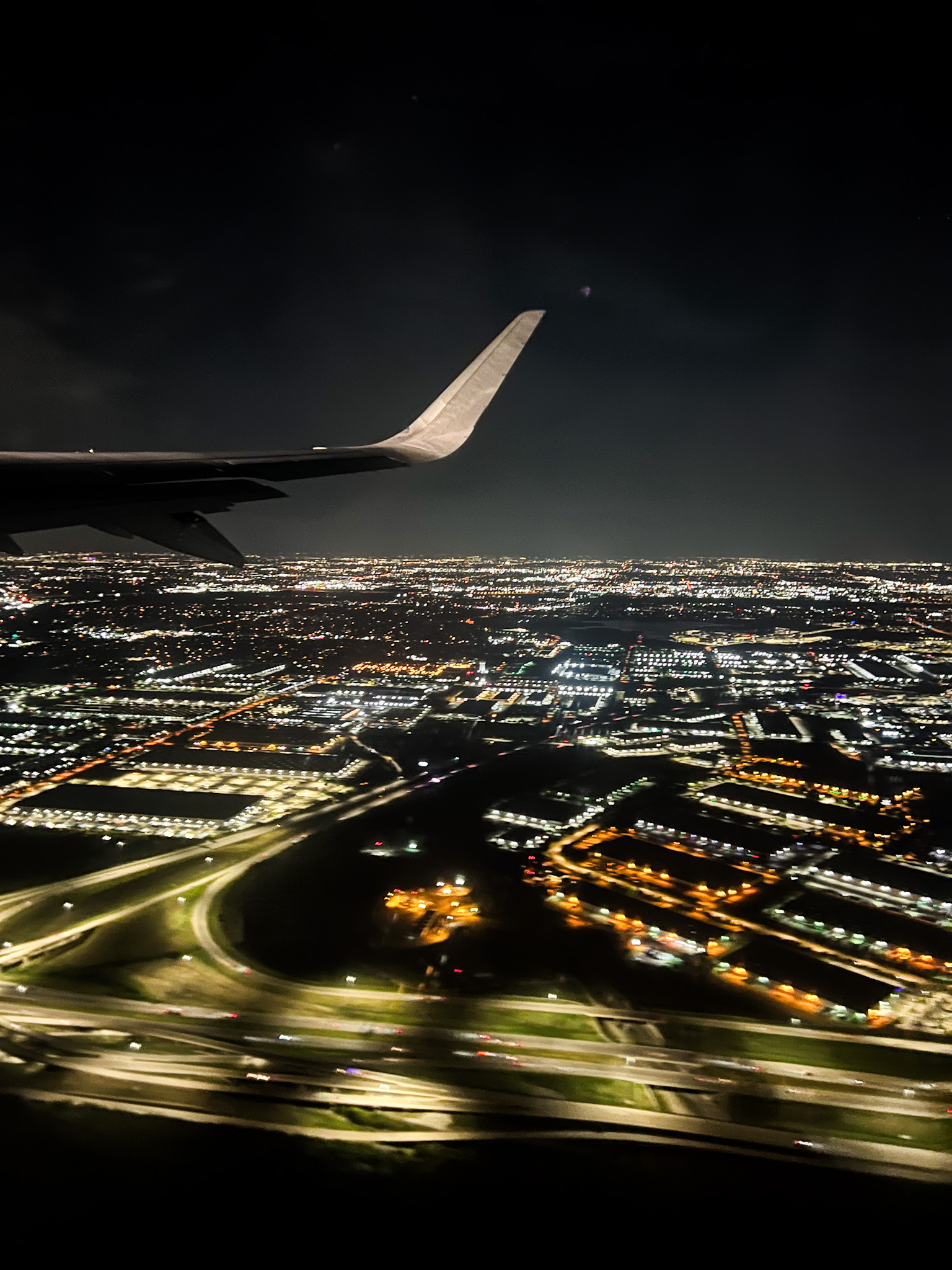 airplane connection sign showing layover time directions