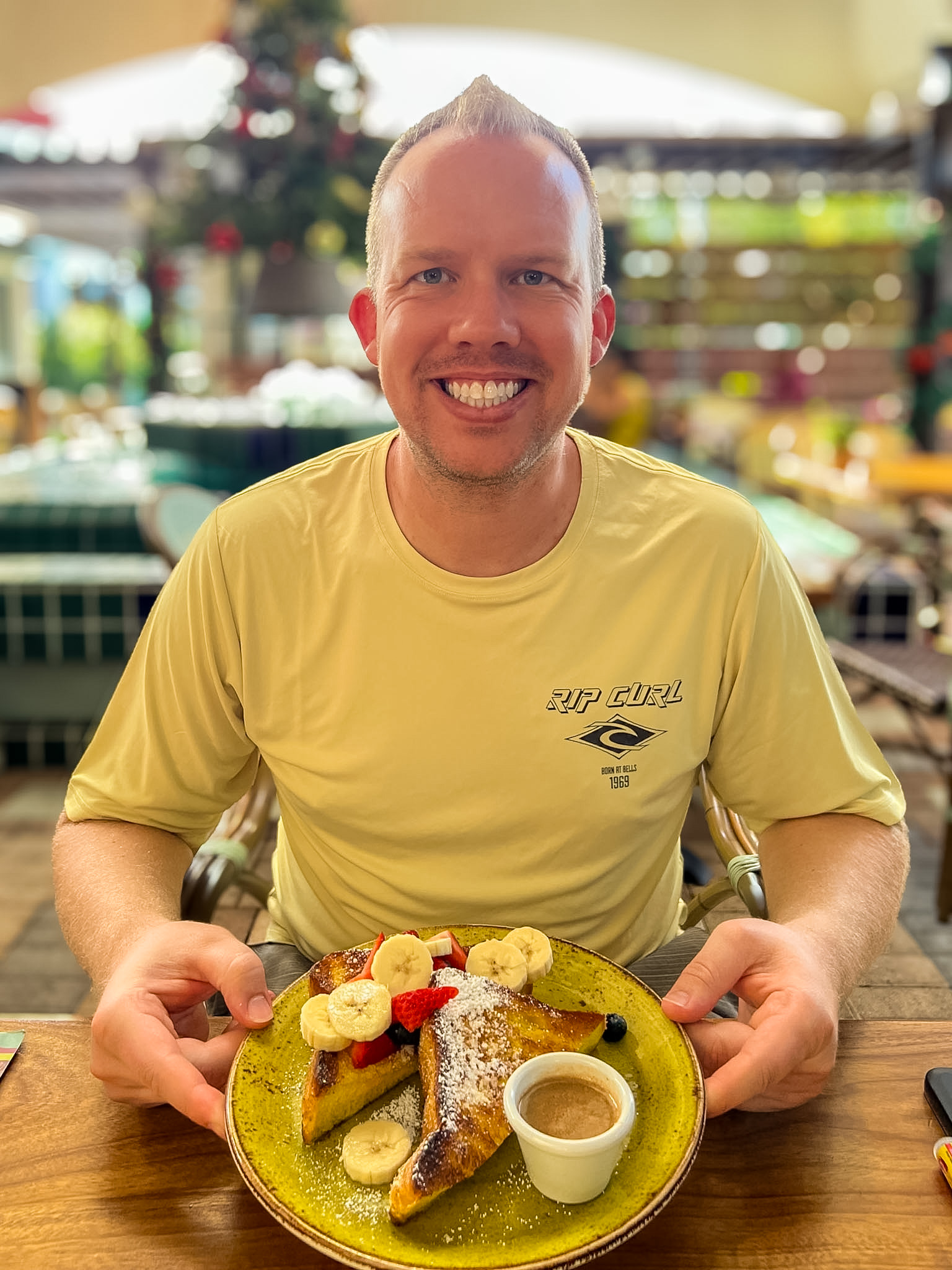 De Dames Curaçao Review fruity French toast breakfast plate