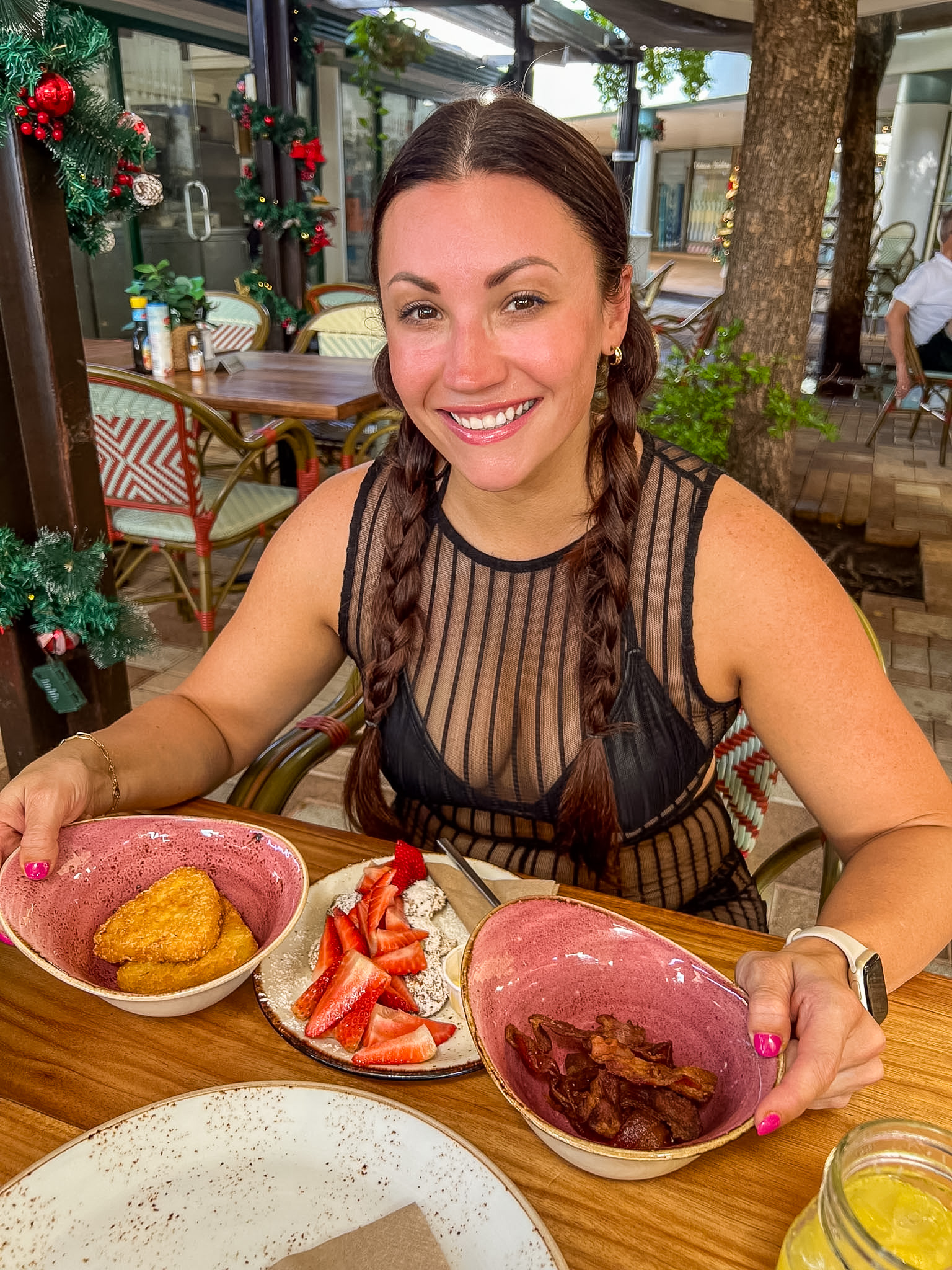 De Dames Curaçao Review pancakes bacon and hashbrowns table spread