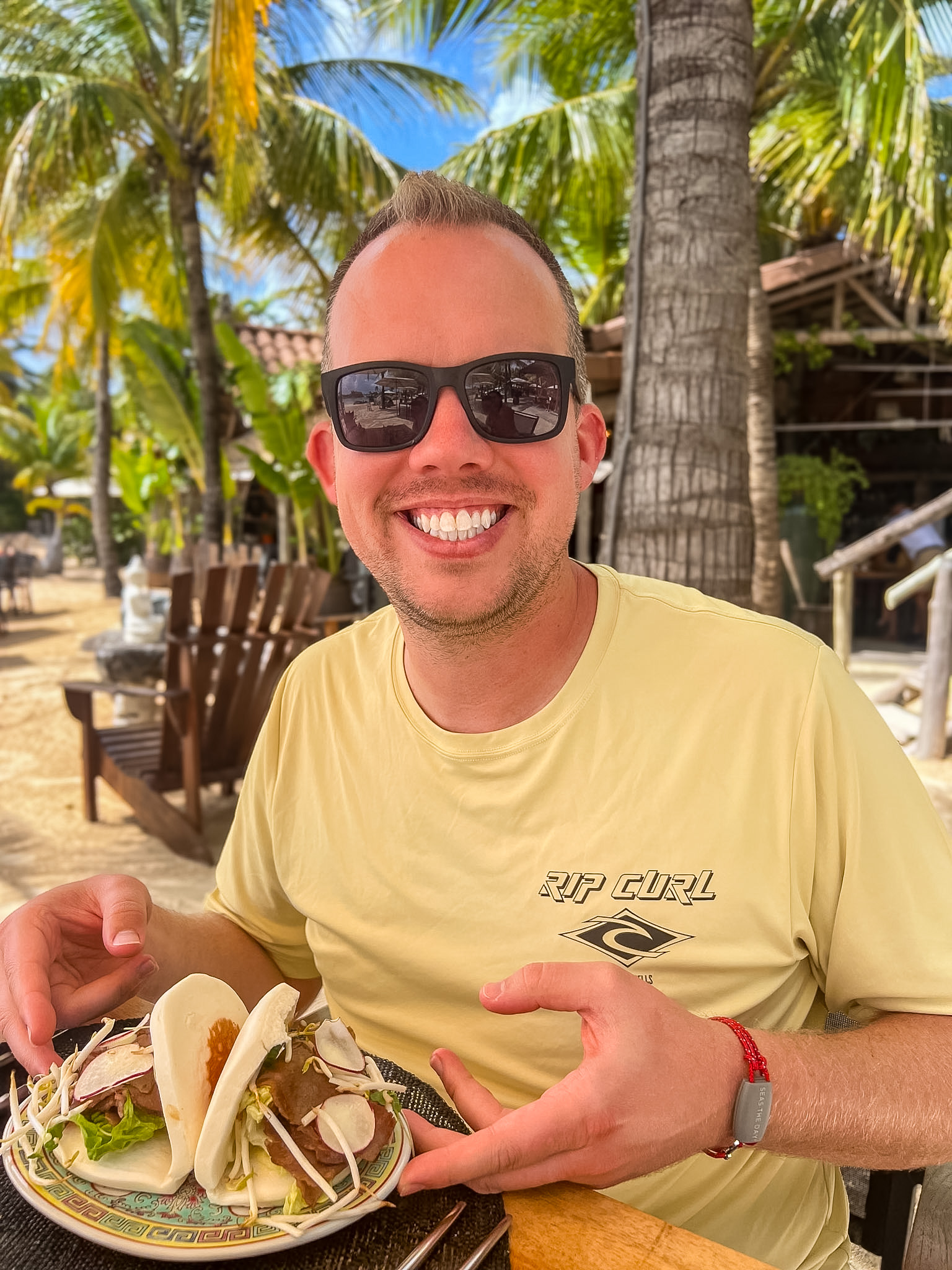 Curaçao vs Aruba Eagle Beach wide shoreline scene