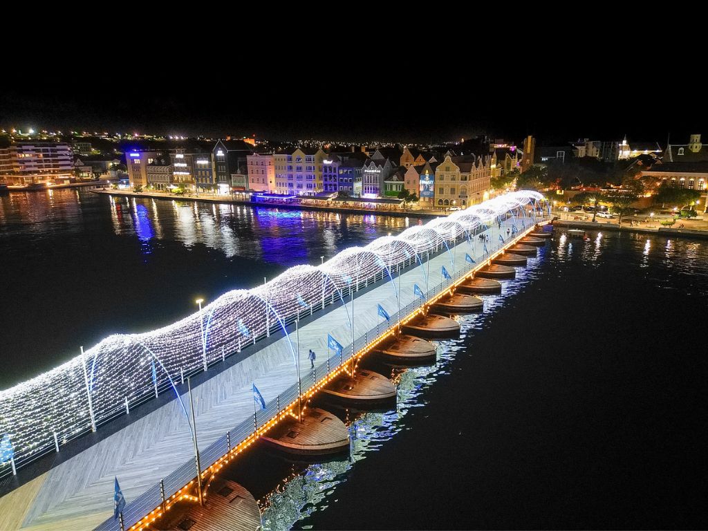 Curaçao 7 day itinerary Willemstad Queen Emma Bridge