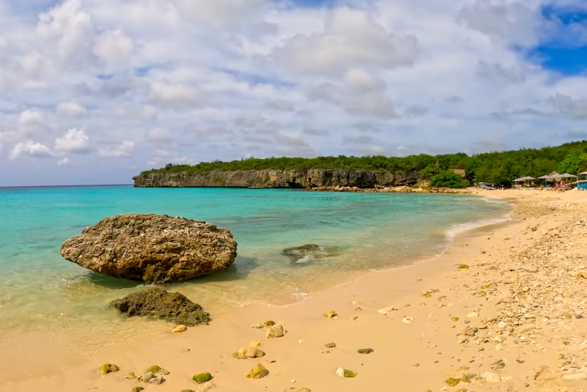 DaaiBooi Beach Curaçao water entry rocks