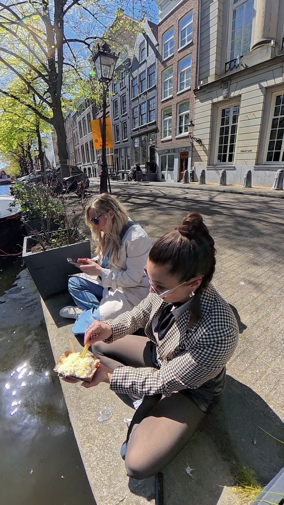 7 day Netherlands itinerary eating at Amsterdam canals in spring