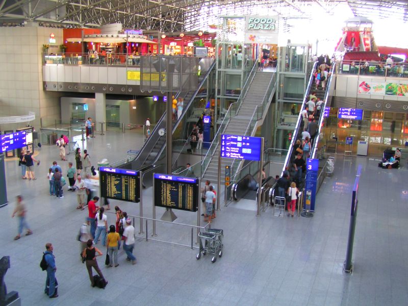Frankfurt Airport guide showing food options inside Terminal 2