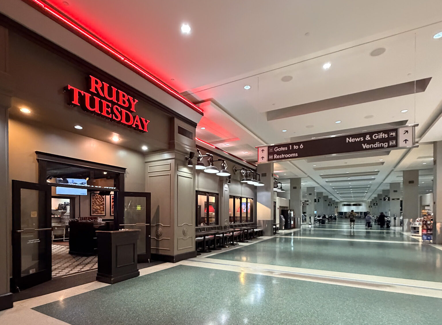 Knoxville Airport Guide showing food options at TYS Airport