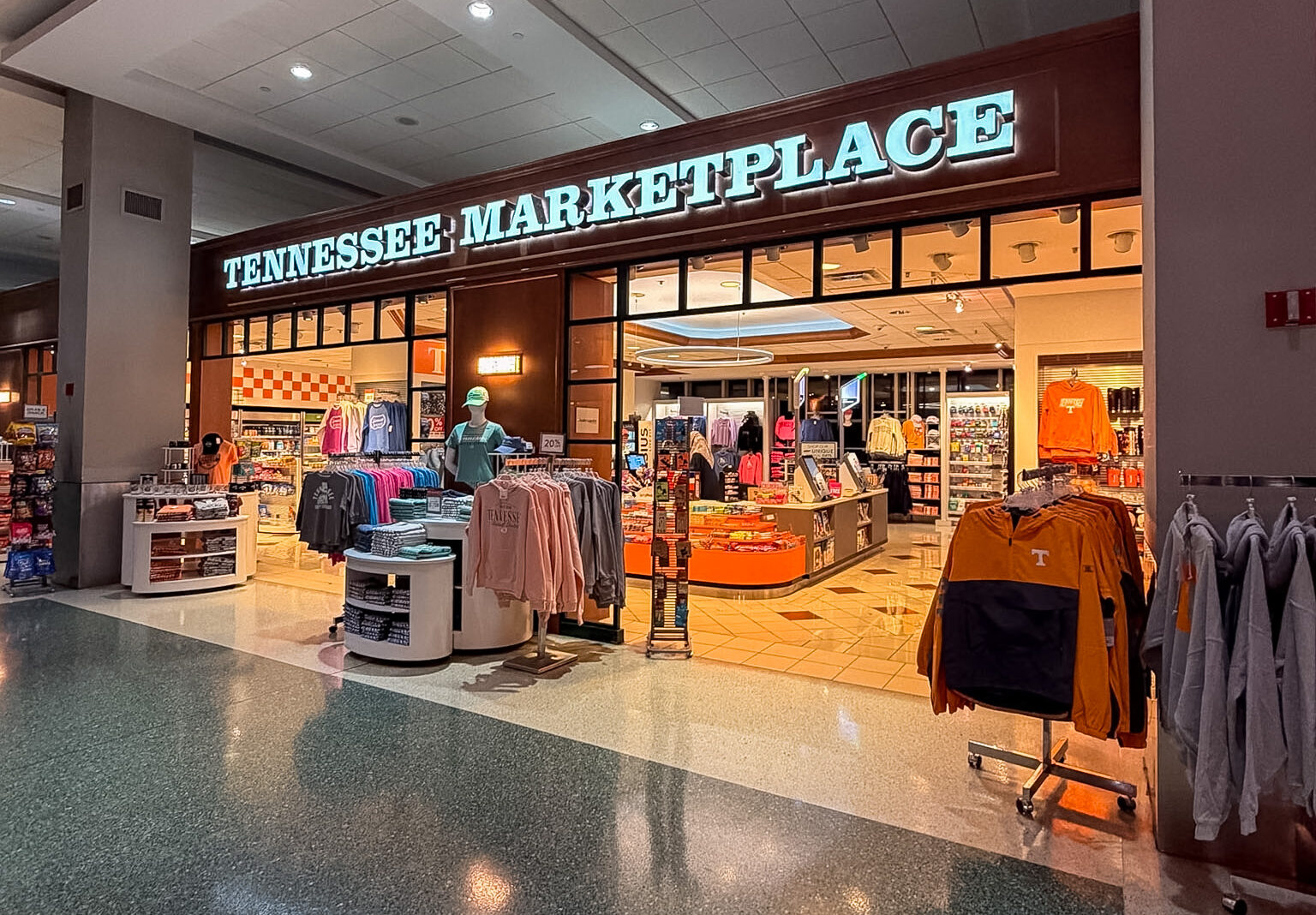 Knoxville Airport Guide showing food options at TYS Airport