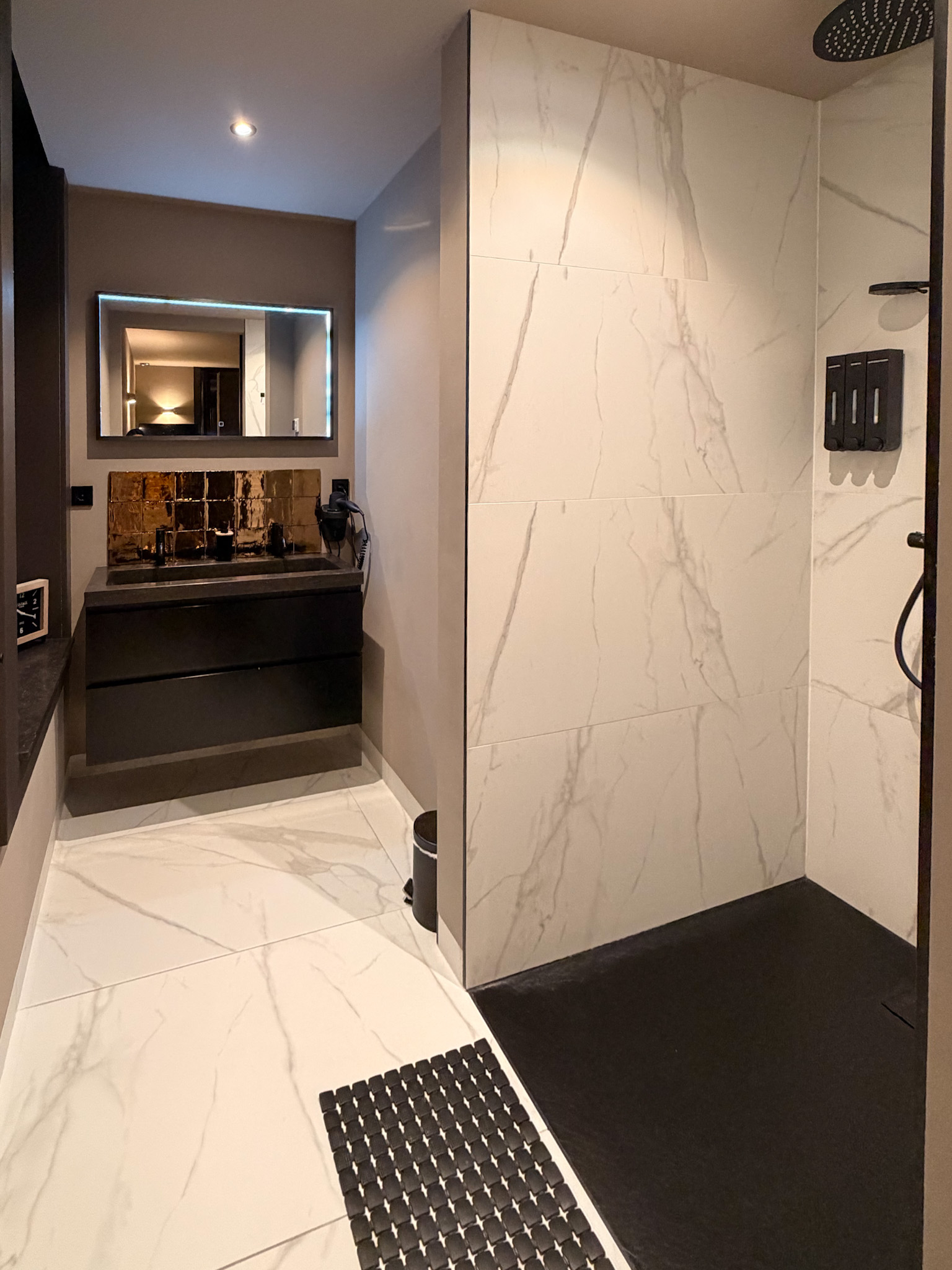 Modern bathroom setup at Short Stay Gouda in the Netherlands