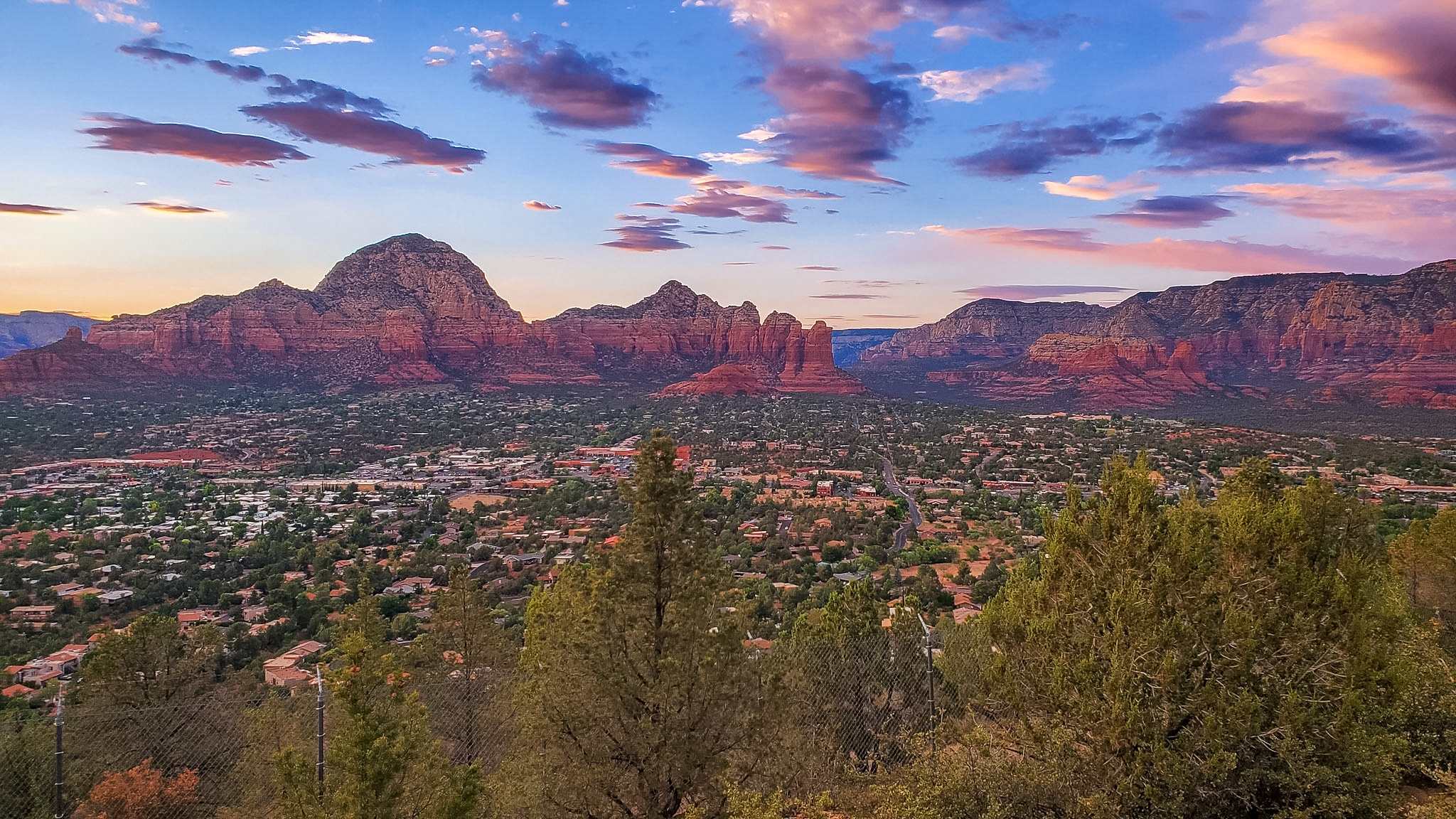 Panoramic red rock views from Airport Mesa, one of the best photo spots in Sedona