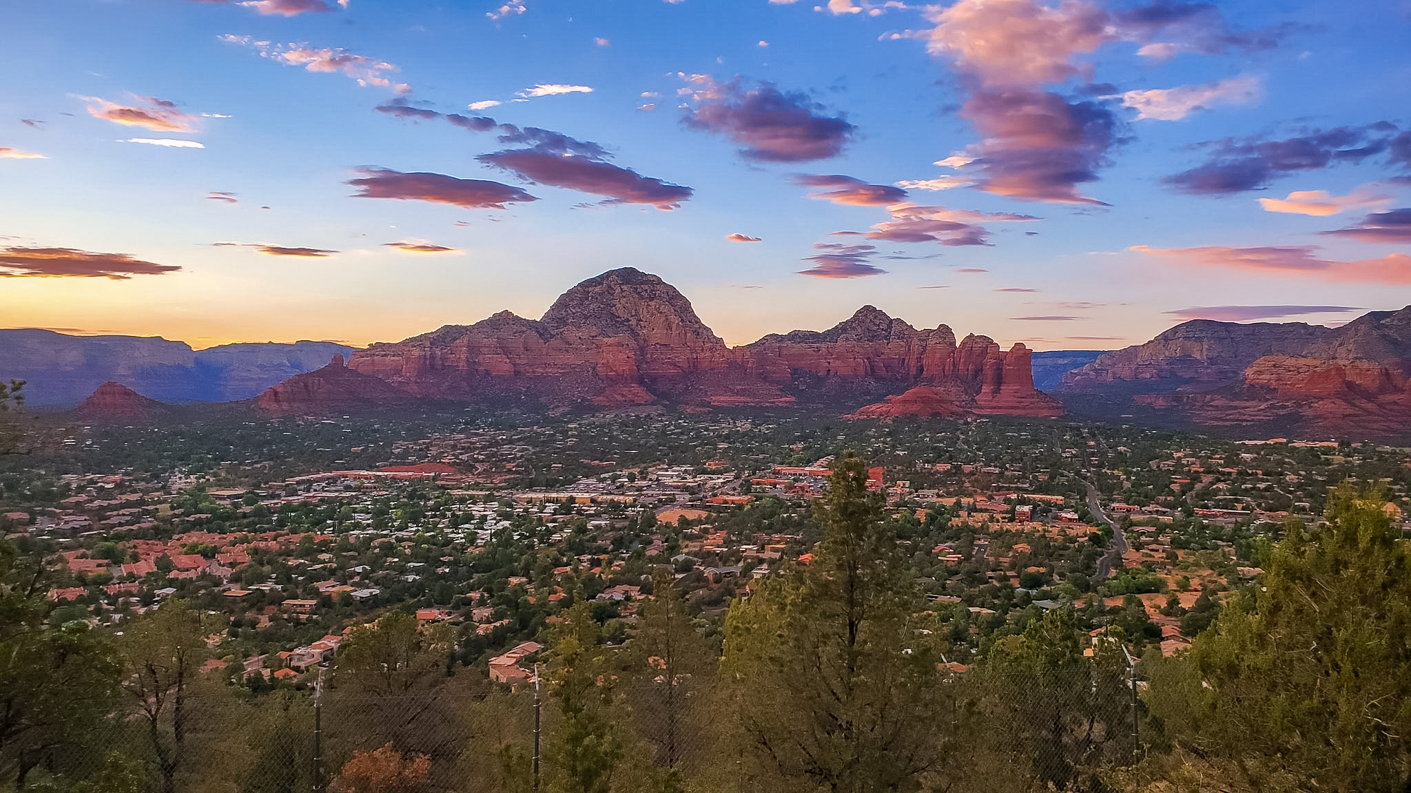 Easy hikes in Sedona near Airport Mesa at sunset