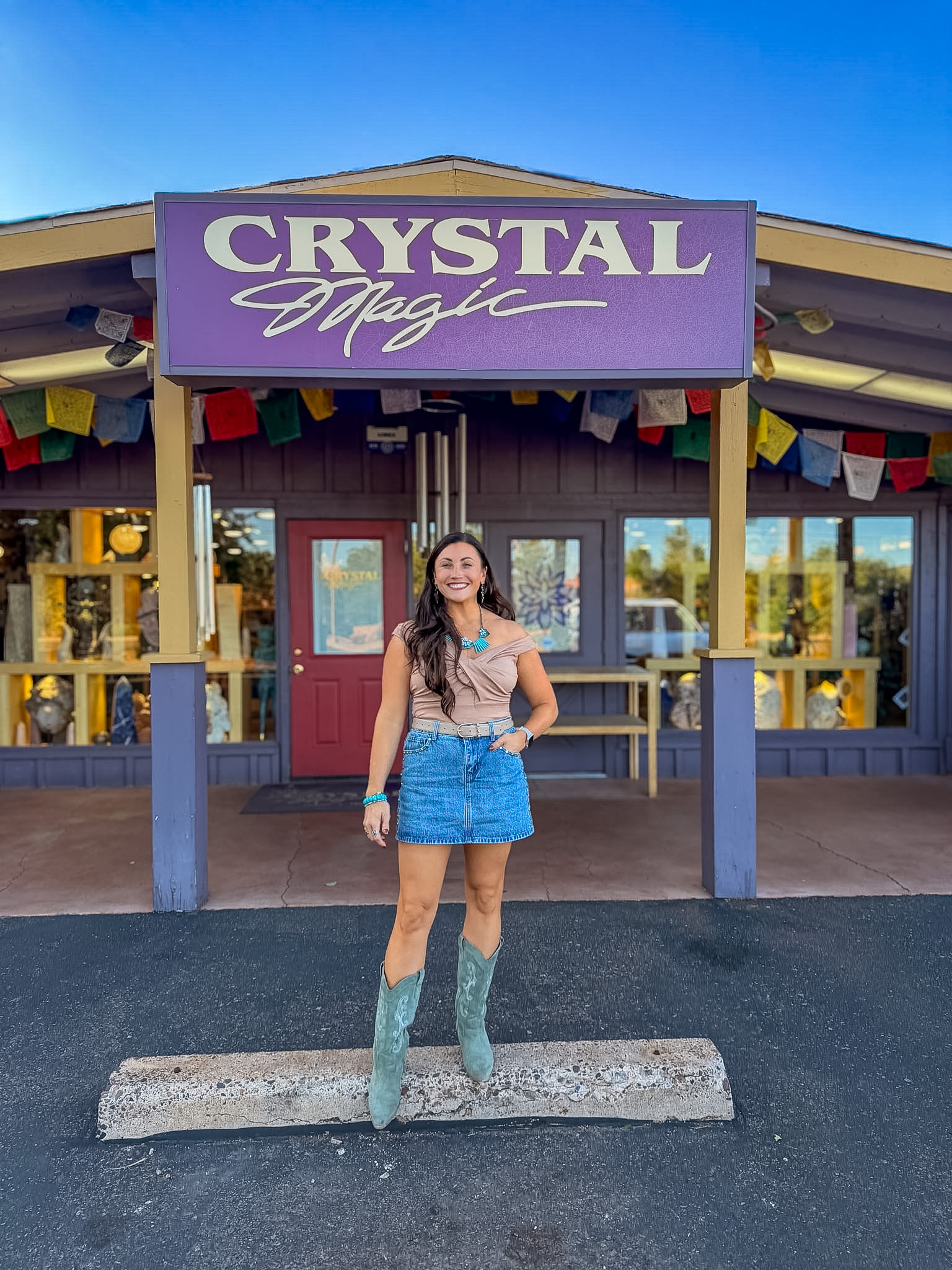 Shops and red rock views in Uptown during one day in Sedona
