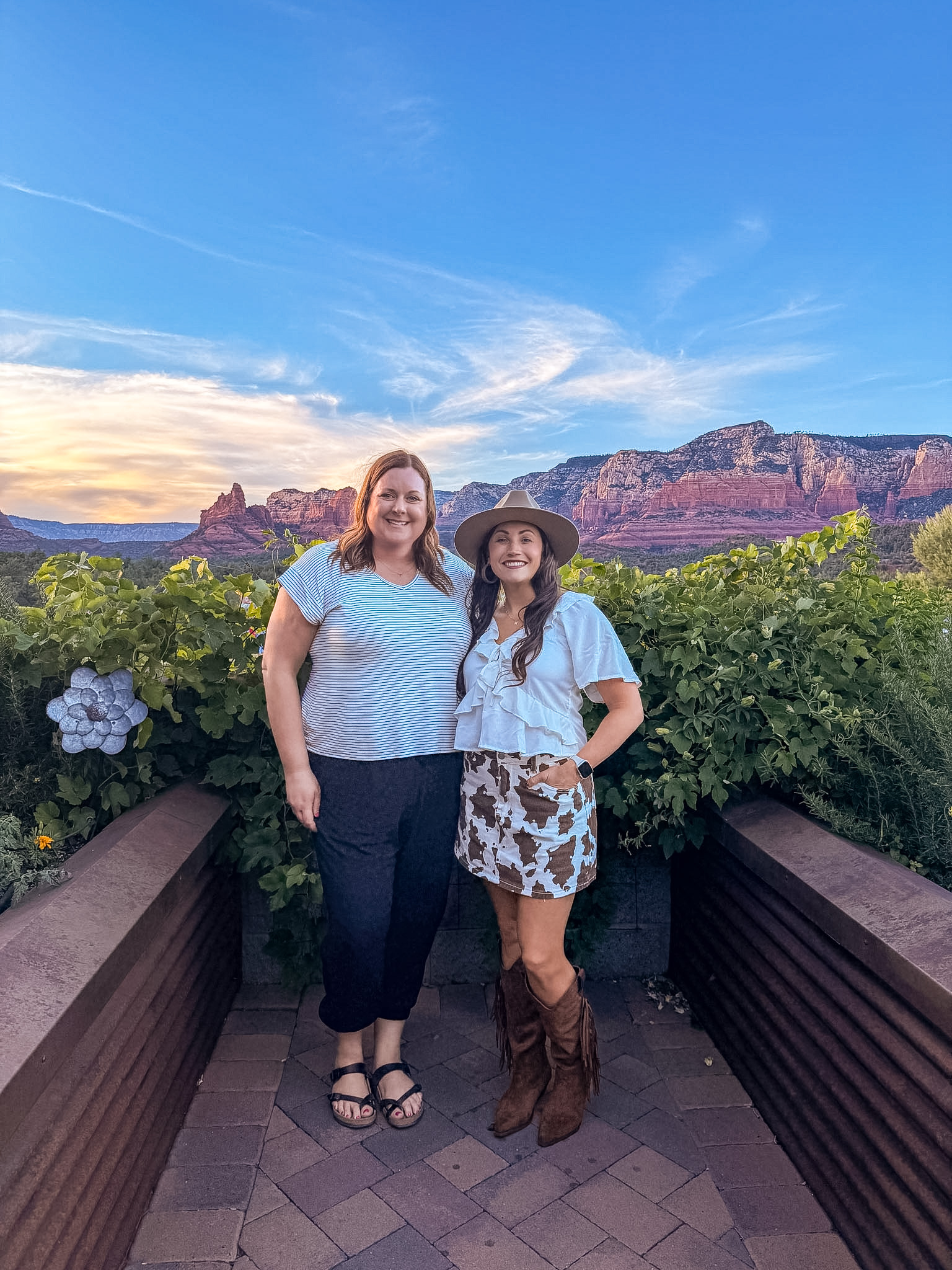 Dinner table overlooking the red rocks during our Mariposa Sedona review