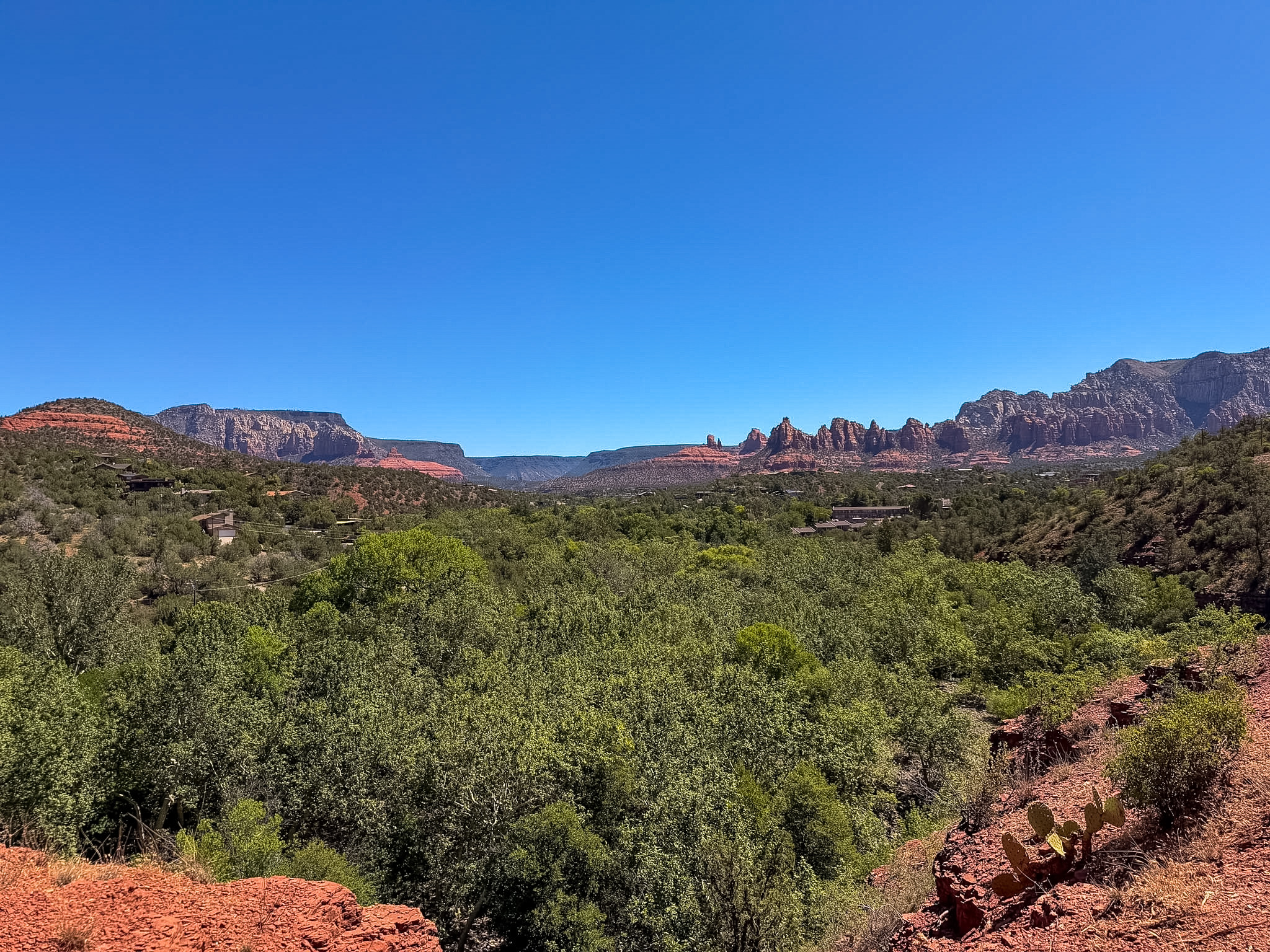 Rocky entrance leading into Raven’s Cave Sedona