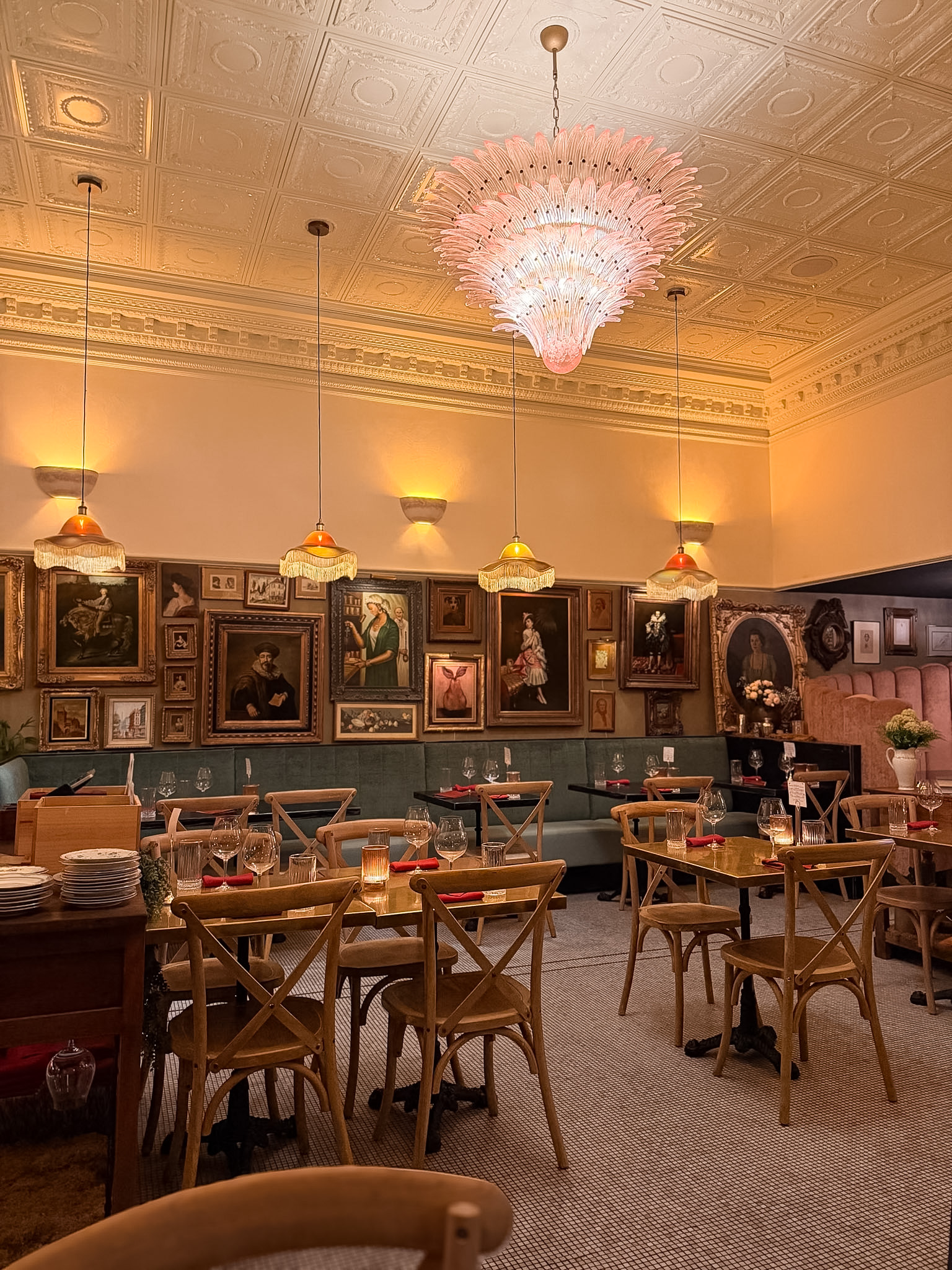 Lilou Knoxville review of the vintage French-inspired dining room and floral décor
